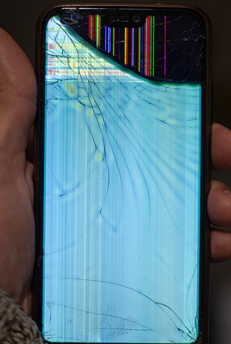 iPhone 11 mit gebrochenem Display, Farbe der LCD Einheit läuft aus
