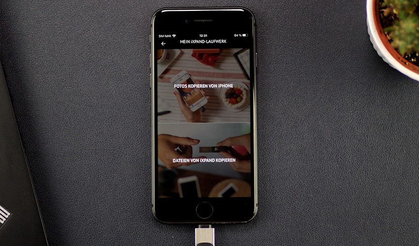 Mit dem iXpand Stick kannst du Daten vom iPhone herunterladen oder auf das iPhone kopieren