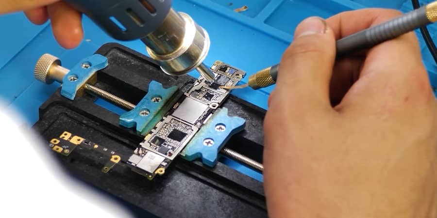 iphone Logicboard wird repariert